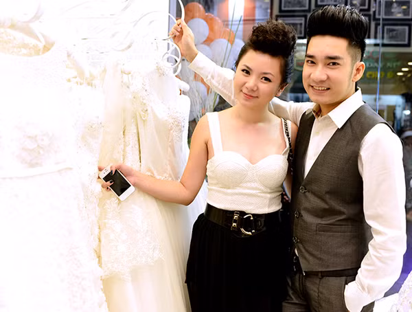 Nam ca sĩ Quang Hà tình tứ cùng người yêu Thu Hà tới dự buổi ra mắt cửa hàng áo cưới của 'đàn em' Zu Hiếu Thuận.