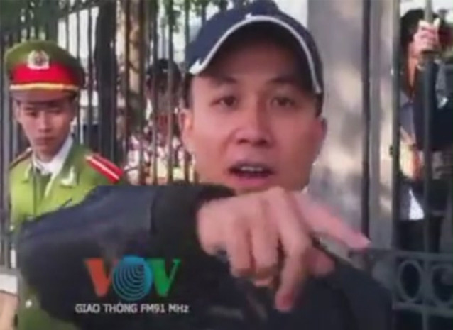 Liên tục "chém gió" về những học hàm học vị cao ngất ngưởng.