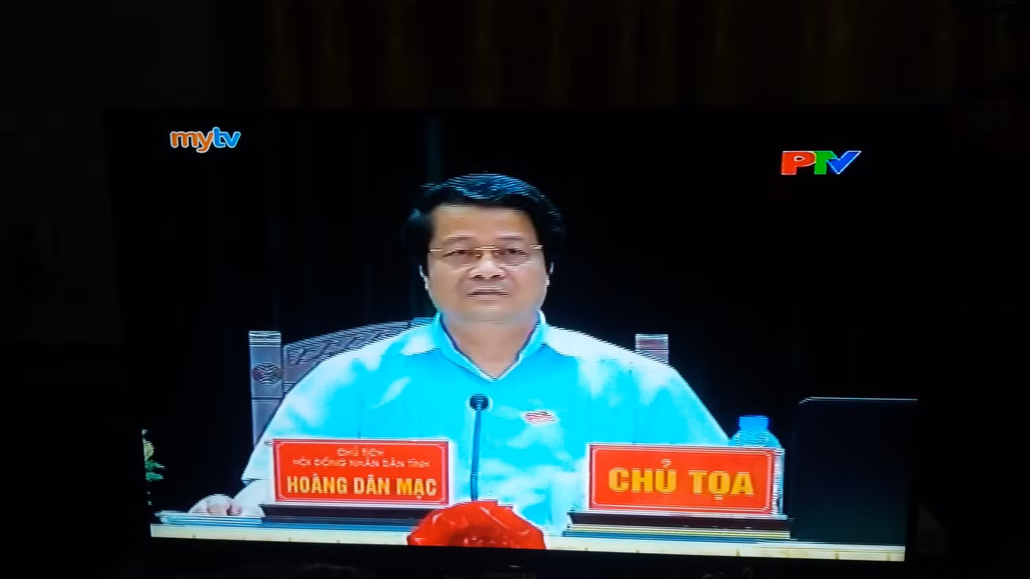 Ông Hoàng Dân Mạc, Bí thư tỉnh ủy, Chủ tịch Hội đồng Nhân dân tỉnh nêu vấn đề về dạy thêm tại cuộc họp (ảnh: tác giả). Ông Hoàng Dân Mạc, Bí thư tỉnh ủy, Chủ tịch Hội đồng Nhân dân tỉnh nêu vấn đề về dạy thêm tại cuộc họp (ảnh: tác giả).