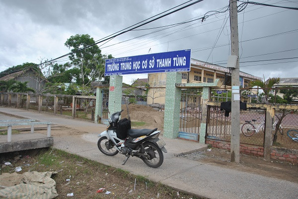 Trường Trung học Cơ sở Thanh Tùng, nơi có Hiệu trưởng “độc quyền” suốt 30 năm do điều kiện khó khăn và… không có nhà công vụ. Trường Trung học Cơ sở Thanh Tùng, nơi có Hiệu trưởng “độc quyền” suốt 30 năm do điều kiện khó khăn và… không có nhà công vụ.