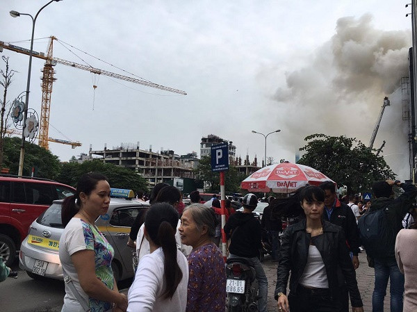 Cảnh sát phong tỏa hiện trường, các tuyến giao thông bên cạnh bị ùn tắc! (Ảnh: Dung Phương)