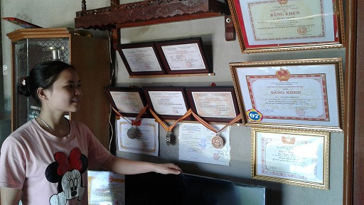Em Nguyễn Thị Huệ bên cạnh những thành tích xuất sắc của mình (Ảnh: Nguyễn Thanh Tiến).