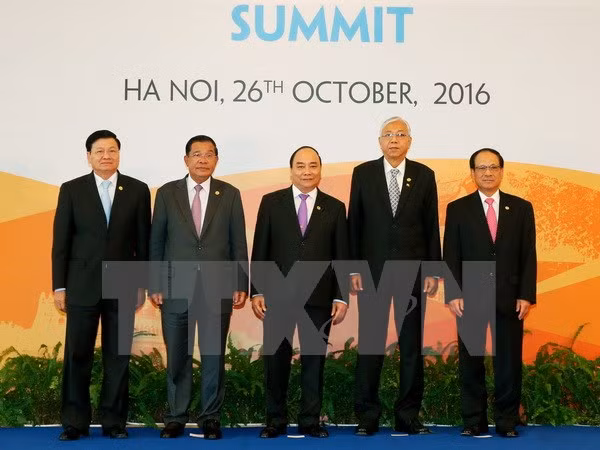 Thủ tướng Nguyễn Xuân Phúc chụp ảnh chung với các Trưởng đoàn. Thủ tướng Nguyễn Xuân Phúc chụp ảnh chung với các Trưởng đoàn.