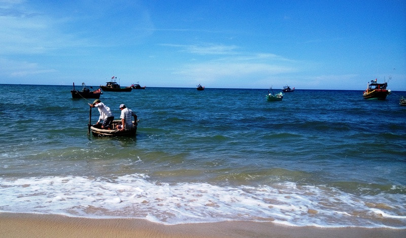 Ngư dân Quảng Bình đang ra khơi. Ảnh Phan Thủy Ngư dân Quảng Bình đang ra khơi. Ảnh Phan Thủy
