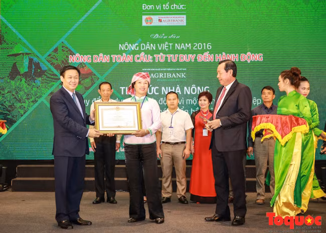 Phó Thủ tướng Vương Đình Huệ trao bằng khen của Thủ tướng Chính phủ cho các nông dân xuất sắc. Phó Thủ tướng Vương Đình Huệ trao bằng khen của Thủ tướng Chính phủ cho các nông dân xuất sắc.