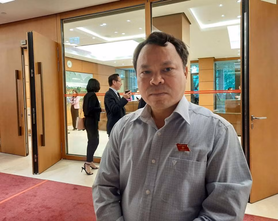 Đại biểu Nguyễn Tiến Sinh nêu ý kiến về dự thảo đề xuất bỏ chế độ hợp đồng không xác định thời hạn với viên chức. Ảnh: Đỗ Thơm