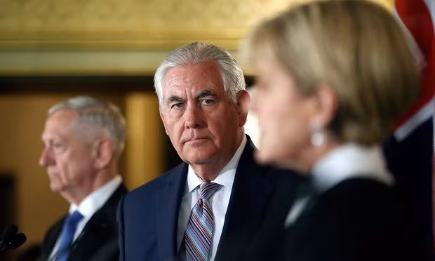 Bộ trưởng Quốc phòng Mỹ James Mattis (trái), Ngoại trưởng Mỹ Rex Tillerson với Bộ trưởng Ngoại giao Australia, bà Julie Bishop tại Sydney hôm thứ Hai. Ảnh: David Moir / EPA. Bộ trưởng Quốc phòng Mỹ James Mattis (trái), Ngoại trưởng Mỹ Rex Tillerson với Bộ trưởng Ngoại giao Australia, bà Julie Bishop tại Sydney hôm thứ Hai. Ảnh: David Moir / EPA.