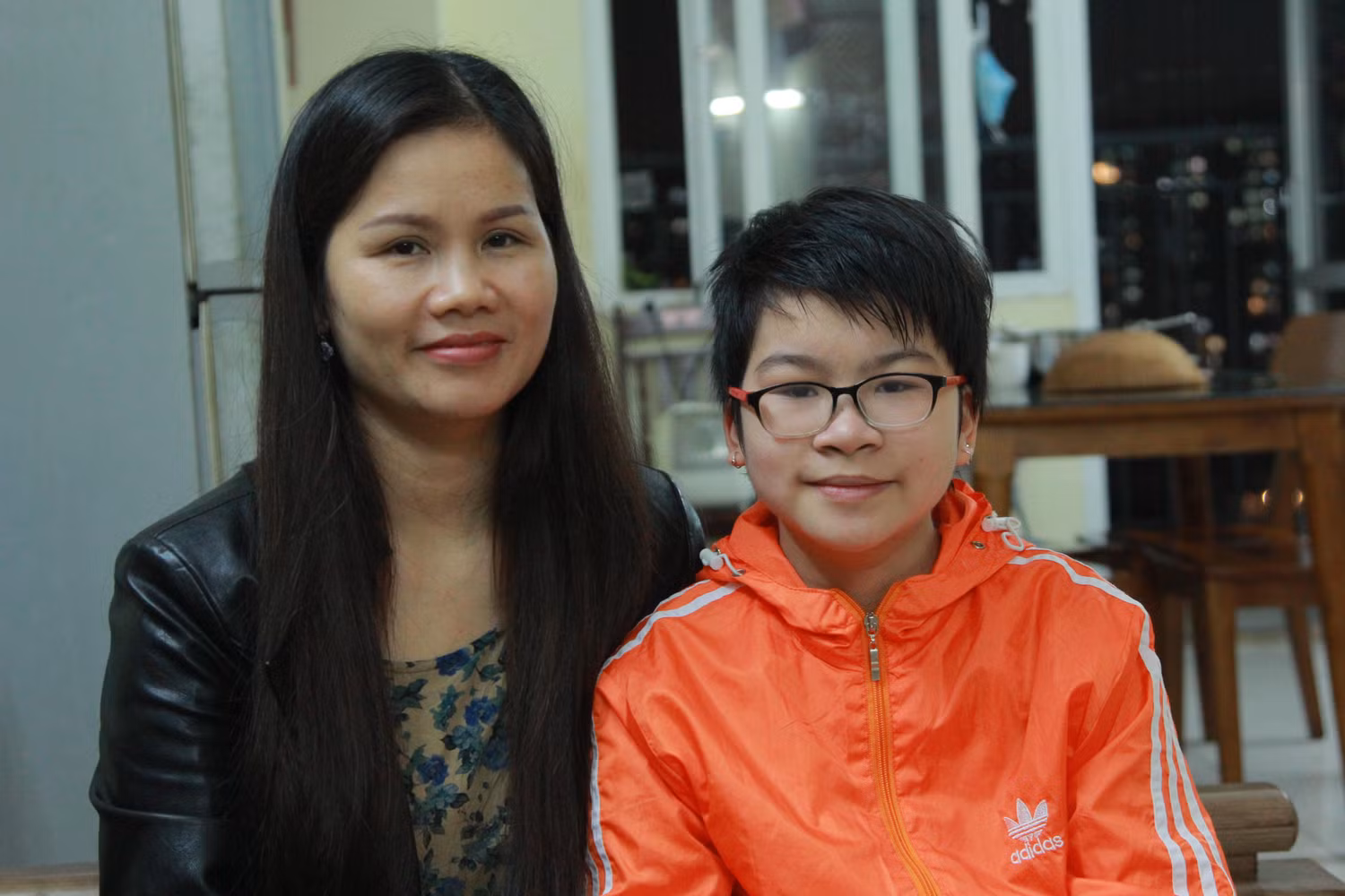 Chị Hoa và cô con gái Phương Vy. (Ảnh: Mạnh Đoàn)