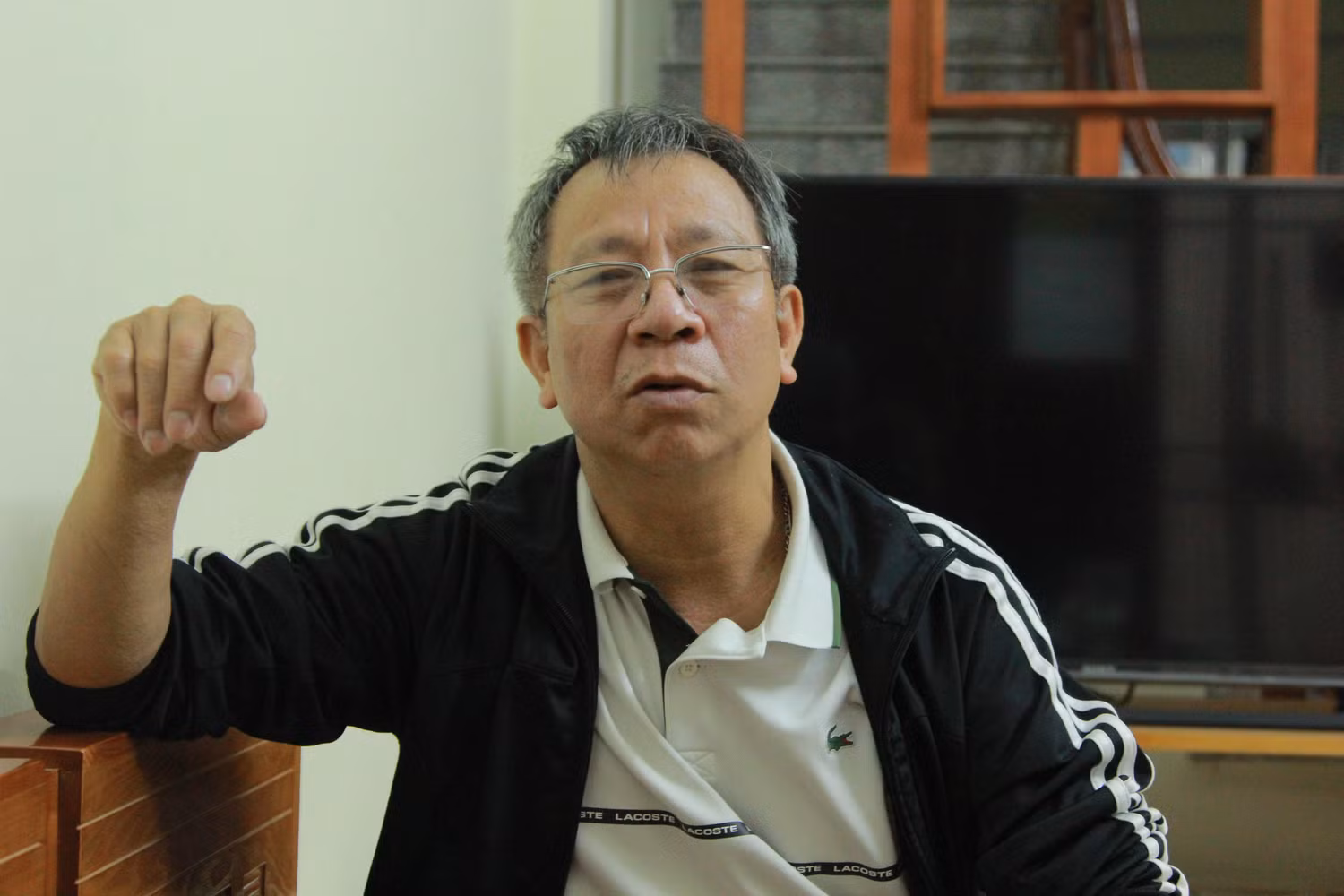 Ông Nguyễn Văn Dũng nói rằng, nếu không có bảo hiểm y tế thì gia đình không thể đủ kinh tế chi trả cho Trung chữa bệnh. (Ảnh: Mạnh Đoàn)