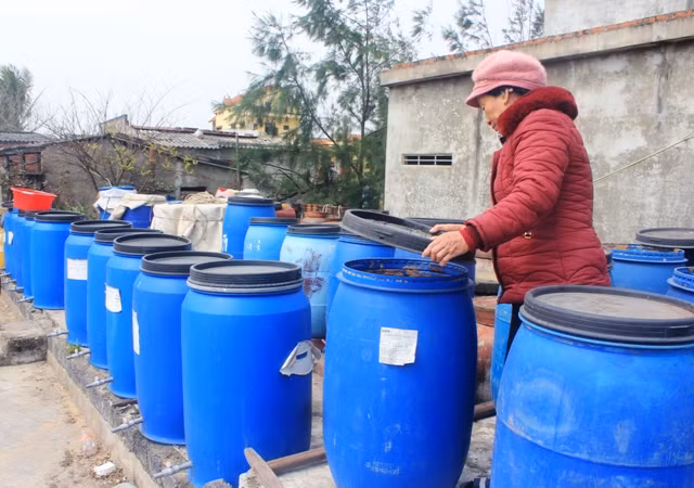 Không khí ở làng nước mắm Nhân Nam lại tấp nập, nhộn nhịp như trước với hàng trăm chiếc lu, vại xếp hàng dài trong khoảng sân của rất nhiều nhà dân.