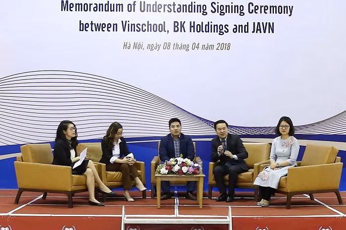 Sau lễ ký kết, Vinschool tổ chức buổi tọa đàm chia sẻ kiến thức về Quản lý tài chính cá nhân dành cho phụ huynh học sinh.