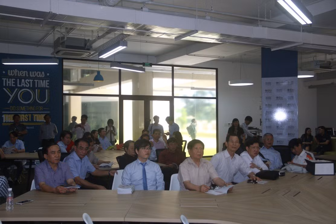 Đoàn nghe giới thiệu về Vườn ươm doanh nghiệp Becamex (BBI) (Ảnh: eiu.edu.vn) Đoàn nghe giới thiệu về Vườn ươm doanh nghiệp Becamex (BBI) (Ảnh: eiu.edu.vn)