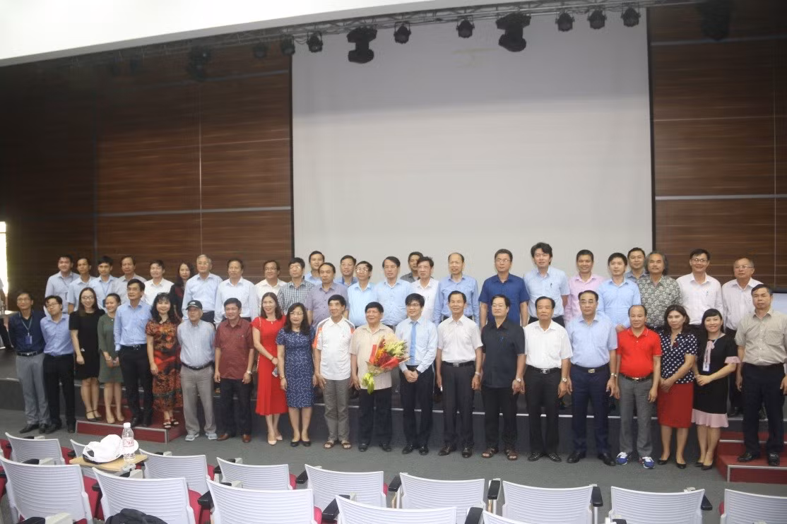 Đoàn công tác Hiệp hội chụp ảnh lưu niệm cùng Ban giám Hiệu và Lãnh đạo đơn vị Trường Đại học Quốc tế Miền Đông Đoàn công tác Hiệp hội chụp ảnh lưu niệm cùng Ban giám Hiệu và Lãnh đạo đơn vị Trường Đại học Quốc tế Miền Đông
