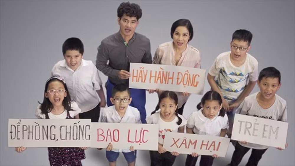 Bác sĩ Nguyễn Trọng An hi vọng sự vào cuộc quyết liệt của cộng đồng sẽ đầy lùi các nguy cơ với trẻ em (Ảnh tuyên tuyền luật trẻ em năm 2016)