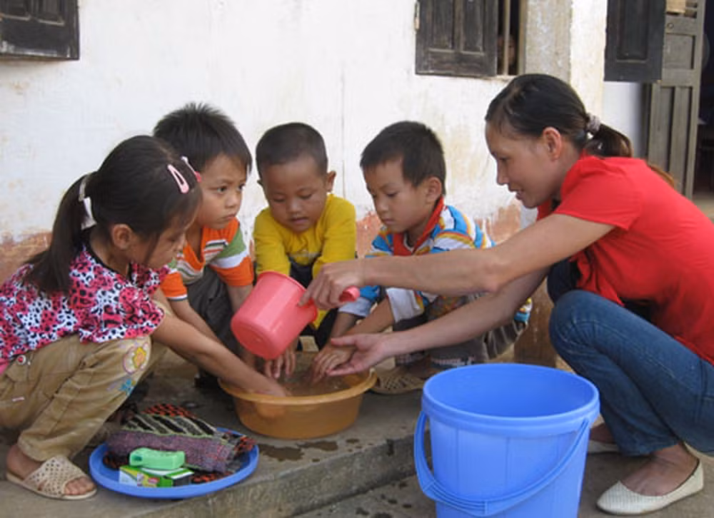 Thầy cô như mẹ hiền. (Ảnh: Báo Phú Thọ Online.)
