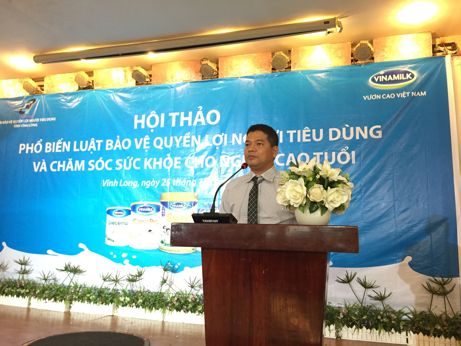 Ông Trần Hữu Định – Giám Đốc Kinh Doanh Miền Tây của Vinamilk phát biểu tại hội thảo. ảnh: vinamilk.