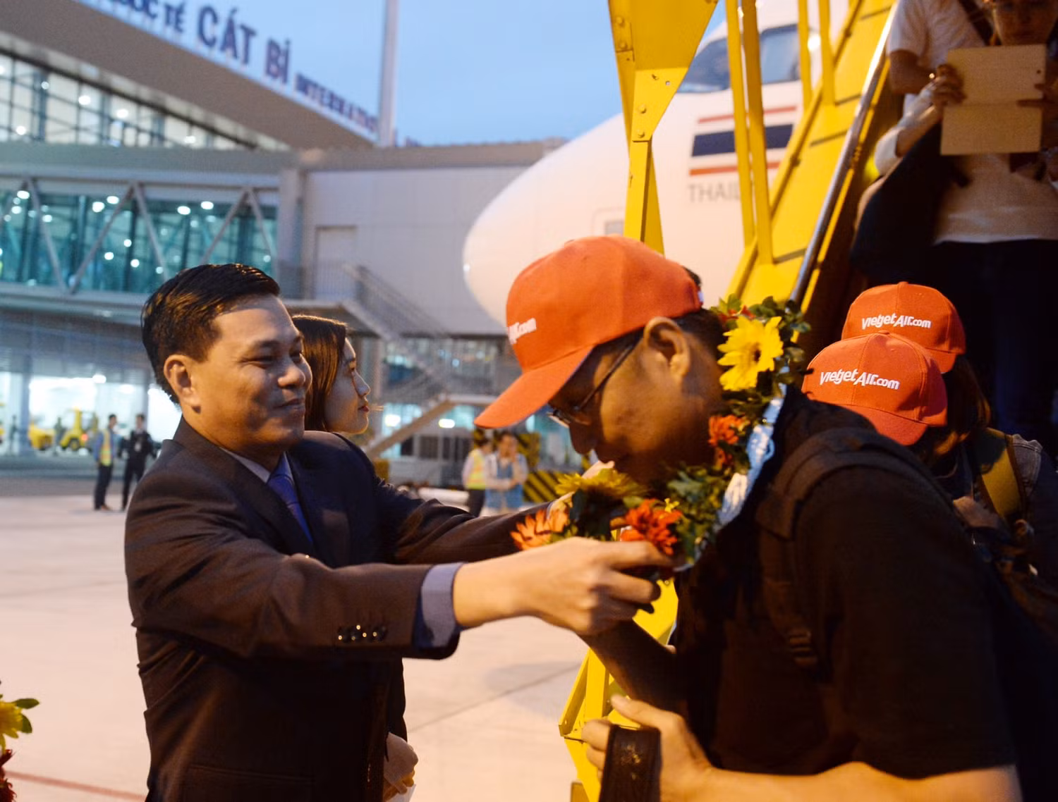 Chủ tịch TP.Hải Phòng Nguyễn Văn Tùng chào đón những hành khách đầu tiên trên chuyến bay Hải Phòng – Bangkok. Chủ tịch TP.Hải Phòng Nguyễn Văn Tùng chào đón những hành khách đầu tiên trên chuyến bay Hải Phòng – Bangkok.