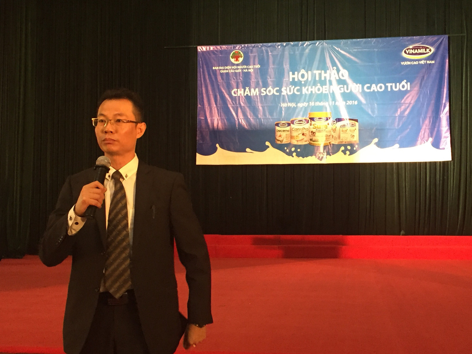 Tiến sĩ Nguyễn Hoàng Lê – Giảng viên học viện Quân Y, chuyên khoa gan mật Bệnh viện 103-TP.Hà Nội phát biểu tại hội thảo. ảnh: vinamilk.