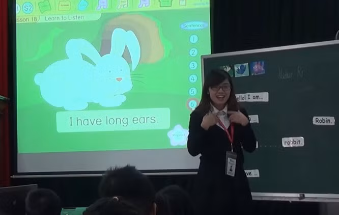 Một tiết dạy mẫu của chương trình tiếng Anh liên kết (ảnh Trinh Phúc, cắt chụp từ video trên mạng). Một tiết dạy mẫu của chương trình tiếng Anh liên kết (ảnh Trinh Phúc, cắt chụp từ video trên mạng).
