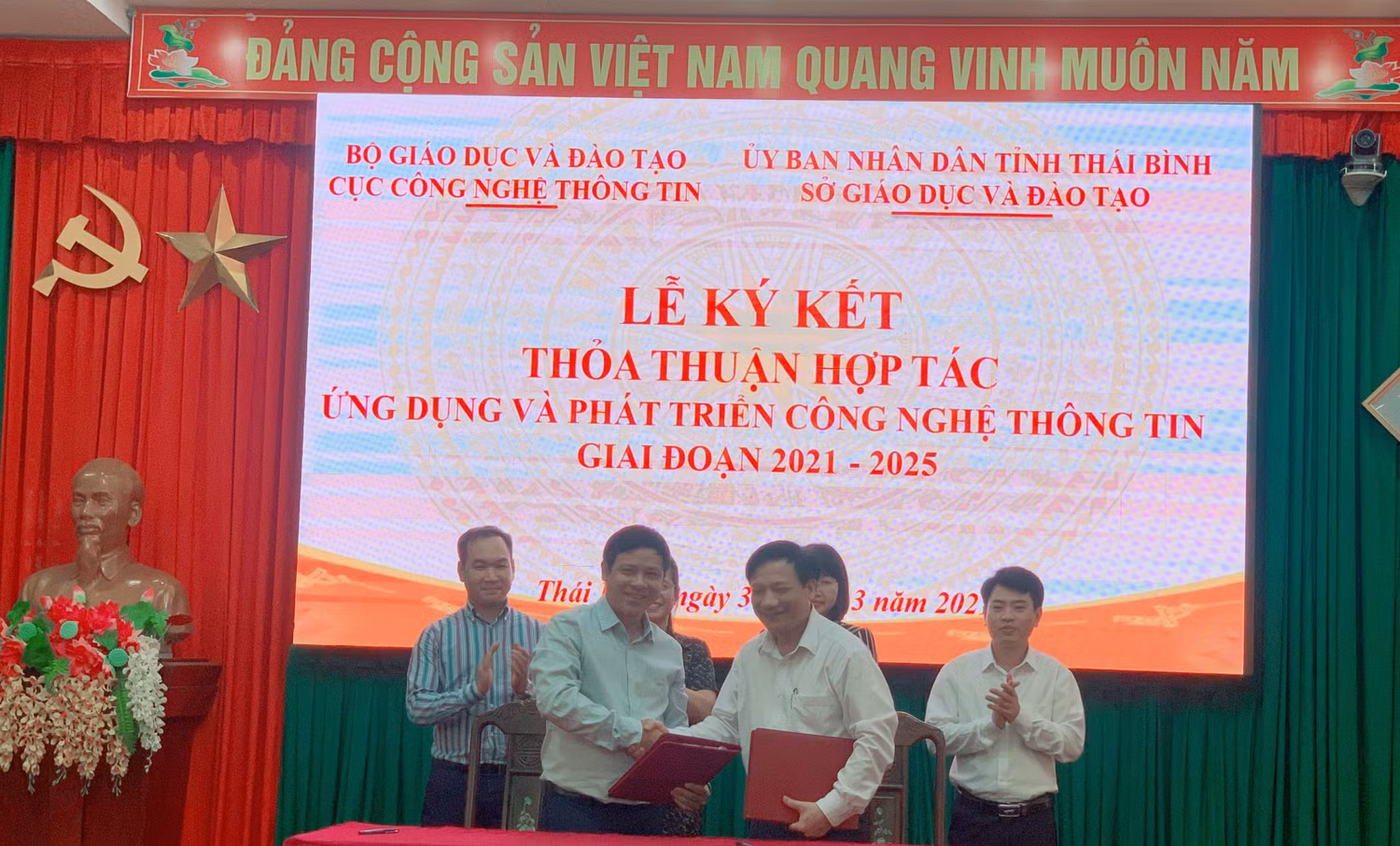 Ngày 31/3/2021, Cục Công nghệ thông tin – Bộ Giáo dục và Đào tạo do Cục trưởng Nguyễn Sơn Hải (bên trái) đại diện đã ký thỏa thuận hợp tác với Sở Giáo dục và Đào tạo Thái Bình (ảnh: T.L)