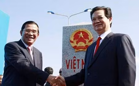 Thủ tướng Nguyễn Tấn Dũng và Thủ tướng Campuchia Hun Sen trong lễ khánh thành một cột mốc biên giới.