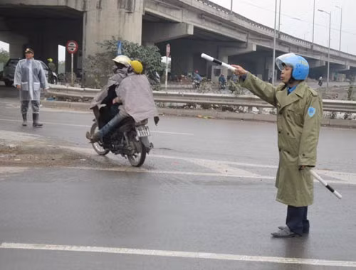 Thanh tra giao thông vô cùng vất vả để hướng dẫn người đi đường