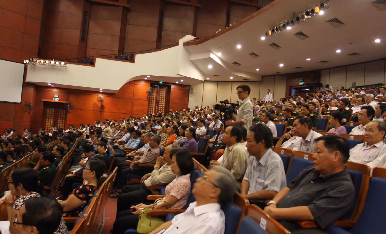 Các cử tri tại buổi tiếp xúc cử tri sáng 1/10. Ảnh Thùy Linh Các cử tri tại buổi tiếp xúc cử tri sáng 1/10. Ảnh Thùy Linh