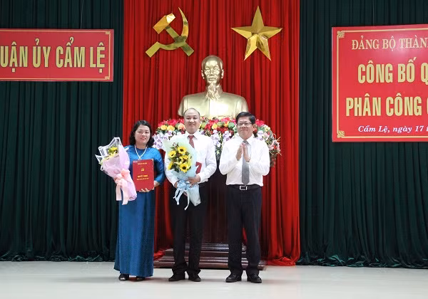 Thành ủy Đà Nẵng công bố các quyết định điều động, bổ nhiệm cán bộ. Ảnh: dangbodanang.gov