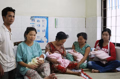 Vợ chồng anh Đồng-chị Tình (bên trái) và 4 "công chúa" với sự tiếp sức của thân nhân