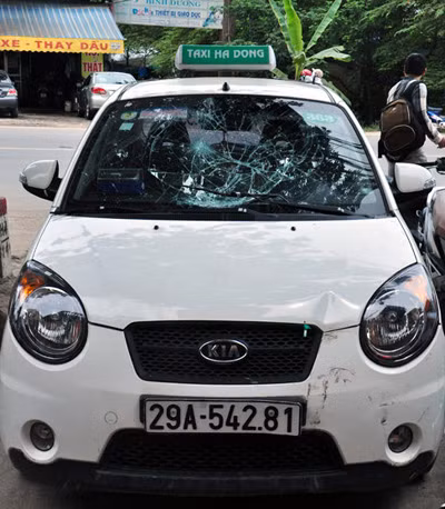 Chiếc xe taxi do Xiêm điều khiển. Lo dien nu tai xe taxi hat CSGT len nap ca-po