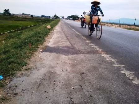 Hiện trường nơi xảy ra án mạng của anh Sơn trên Quốc lộ 1A. Người nhà cho biết, vừa ra đến đường cái, anh Sơn liền lao đầu vào chiếc xe container chạy hướng bắc nam, nhưng bị húc văng bật ra bên trái đường, ngay sau đó tiếp tục bị chiếc xe ô tô khách cán ngang người và kéo rê hàng chục mét. Ảnh minh họa