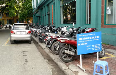Theo kết quả thanh tra của Bộ Giao thông vận tải, Sở Giao thông vận tải Hà Nội cấp phép trông giữ xe sai quy định trên rất nhiều tuyến phố.