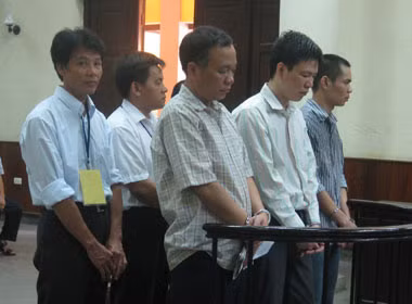 Các bị cáo trước vành móng ngựa.
