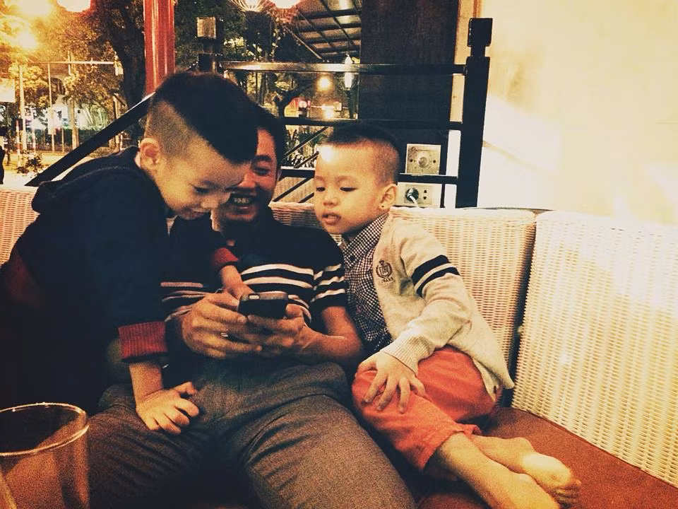 Cường đô la cũng rất hào hứng chơi đùa với lũ nhỏ