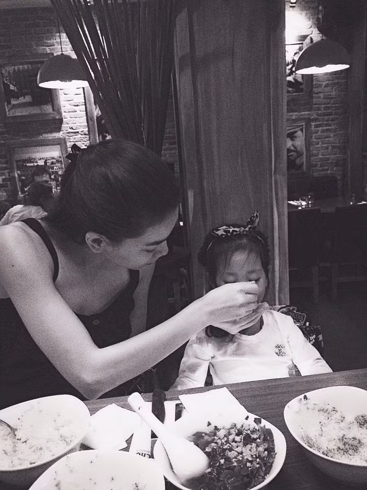 Hà Hồ khéo léo cho các con ăn