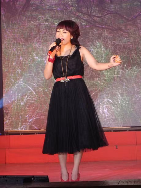 Ngọc Khuê, hiện đang là giảng viên trường ĐH Văn hóa. Cô trình bày ba ca khúc "Tháng tư về", "Hà nội của tôi" và "Chuồn chuồn ớt"