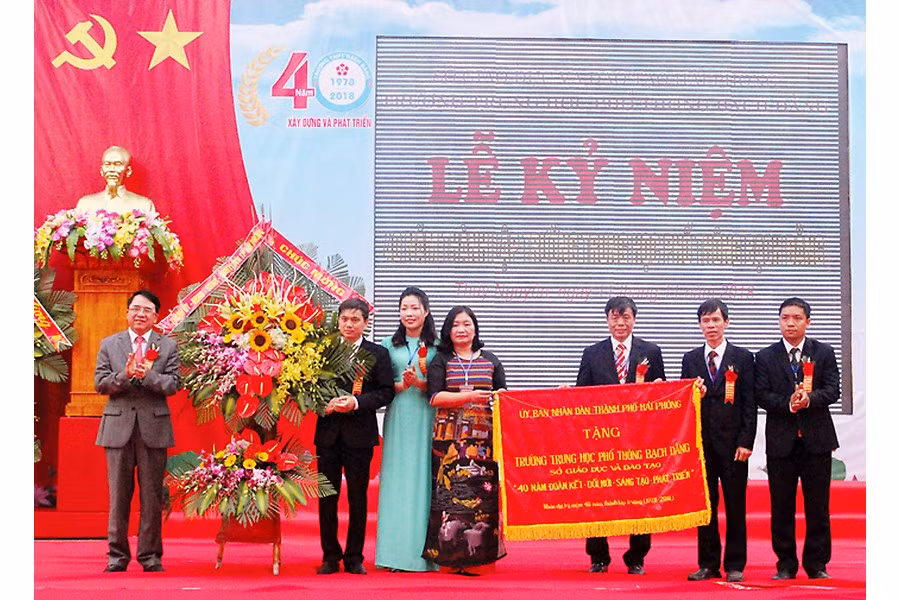 Lãnh đạo thành phố Hải Phòng trao cờ truyền thống của Ủy ban nhân dân thành phố tặng nhà trường. (Ảnh: CTV) Lãnh đạo thành phố Hải Phòng trao cờ truyền thống của Ủy ban nhân dân thành phố tặng nhà trường. (Ảnh: CTV)