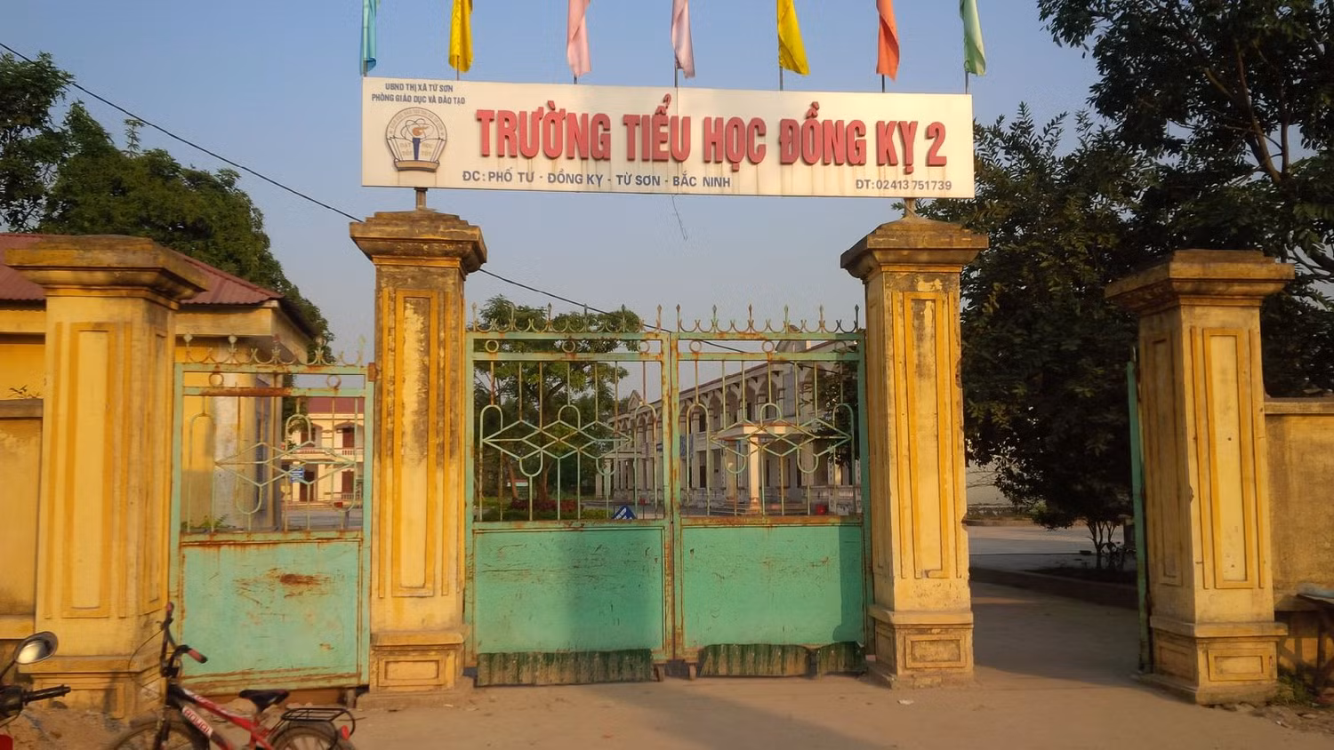 Phụ huynh bức xúc trước việc ban giám hiệu Trường tiểu học Đồng Kỵ 2 tổ chức thi lại nhằm nâng điểm cho hàng loạt học sinh điểm thi dưới trung bình để thay cho điểm thi hết học kỳ 1. Ảnh: Vũ Phương.