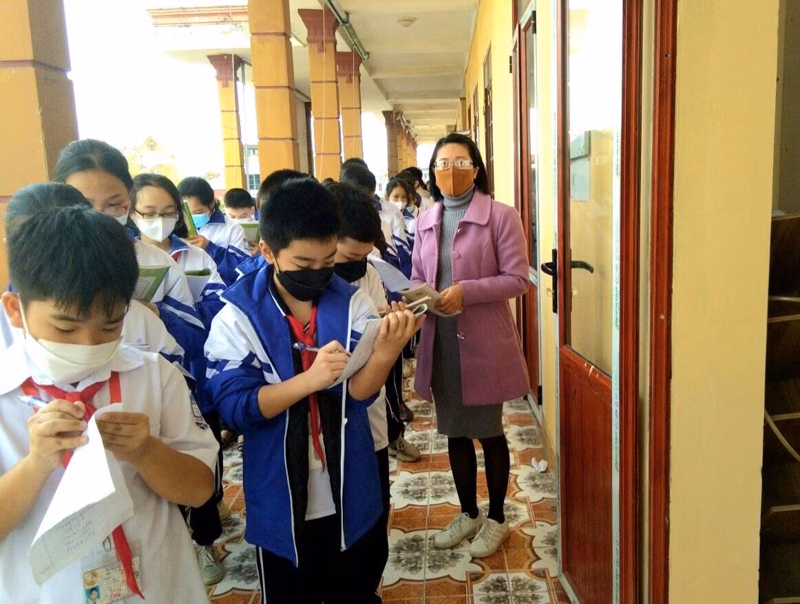 Nhân viên trường học luôn cống hiến thầm lặng, hỗ trợ nhiều hoạt động giáo dục trong trường. (Ảnh: L.T)