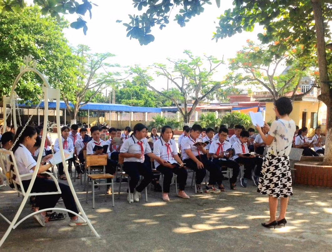 Nhân viên trường học bị mặc định là bộ phận phục vụ, phải làm đủ các công việc liên quan đến công tác tập thể. (Ảnh: L.T)