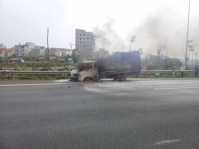 Do quá xa khu dân cư nên lái xe chỉ biết đứng nhìn chiếc xe bị cháy mà không thể cứu hoả Do quá xa khu dân cư nên lái xe chỉ biết đứng nhìn chiếc xe bị cháy mà không thể cứu hoả