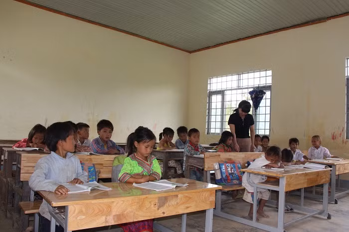 Cô Huỳnh Thị Kim đang giảng bài cho học sinh tại điểm trường Ea Rớt. (Ảnh: tác giả cung cấp). Cô Huỳnh Thị Kim đang giảng bài cho học sinh tại điểm trường Ea Rớt. (Ảnh: tác giả cung cấp).