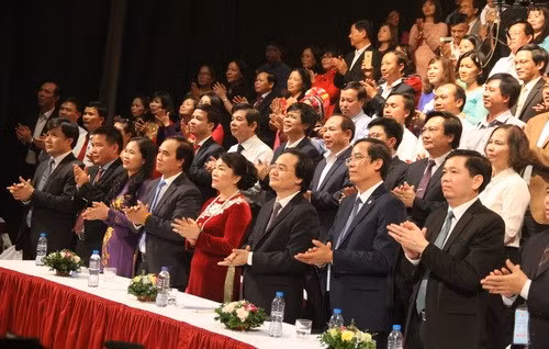 Cả khán phòng vỗ tay tôn vinh những câu chuyện đẹp giữa đời thường của các thầy, cô giáo.