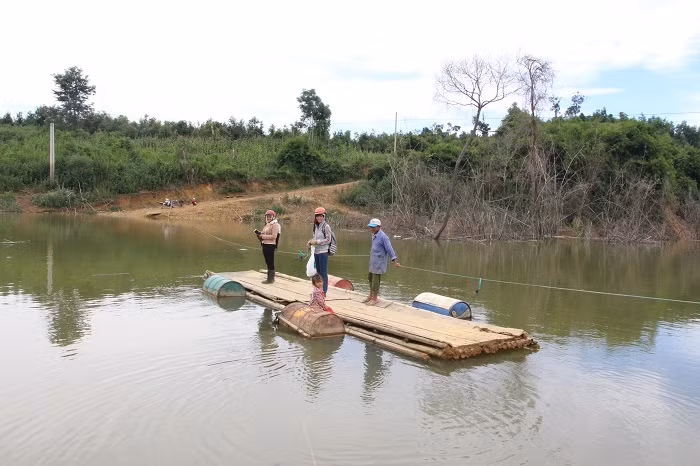 Các cô đi bè để đi qua hồ Ea Rớt để đến trường (Ảnh: tác giả cung cấp). Các cô đi bè để đi qua hồ Ea Rớt để đến trường (Ảnh: tác giả cung cấp).