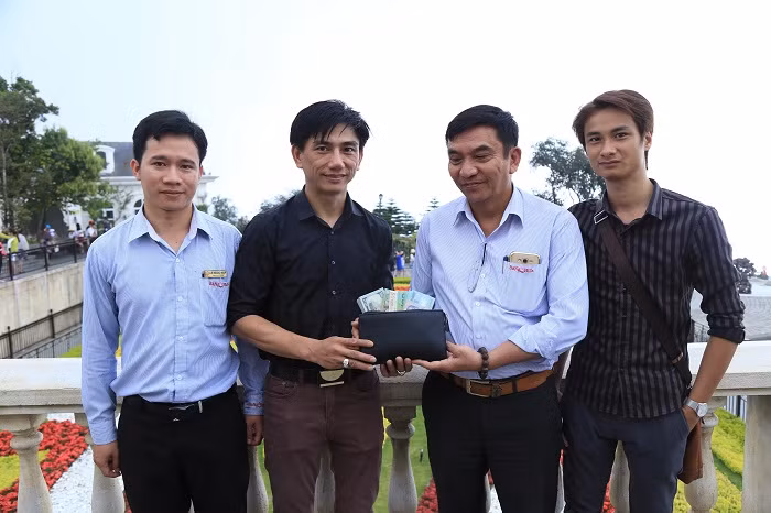 Anh Lê Văn Thuận đã được khu du lịch Sun World Ba Na Hills trả lại 300 triệu đồng thất lạc. Anh Lê Văn Thuận đã được khu du lịch Sun World Ba Na Hills trả lại 300 triệu đồng thất lạc.