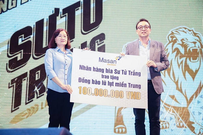Ông Seokhee Won – Tổng Giám Đốc Công ty Trách nhiệm hữu hạn MasanConsumerHoldings (“MCH”) gửi tặng 100 triệu đồng ủng hộ đồng bào Miền Trung.