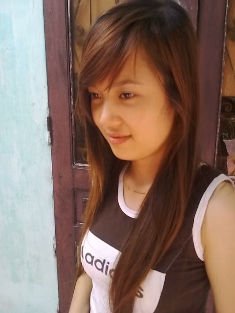 Hiền là cô gái vui vẻ, hòa đồng với mọi người, tự tin với bản thân