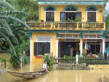 Trong mấy ngày vừa qua, nước lũ đã dâng rất nhanh gây thiệt hại lớn về người và của tại các tỉnh miền Trung, đặc biệt là tại Đà Nẵng và Quảng Nam. (Ảnh minh họa)