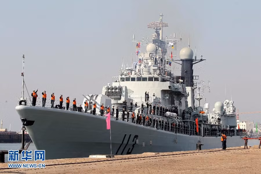 Tàu khu trục tên lửa Thanh Đảo - Hạm đội Bắc Hải lên đường đến vịnh Aden hộ tống. Tàu khu trục tên lửa Thanh Đảo - Hạm đội Bắc Hải lên đường đến vịnh Aden hộ tống.