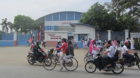 Học sinh trường THPT Nguyễn Hữu Tiến trong giờ ra về (ảnh minh họa của Thế Quân Học sinh trường THPT Nguyễn Hữu Tiến trong giờ ra về (ảnh minh họa của Thế Quân